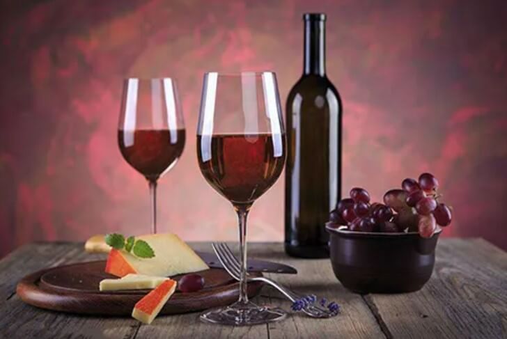 Proceso de producción de vino tinto.